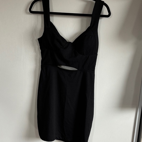 Black Sleeveless Cutout Dress - Picture 2 of 7